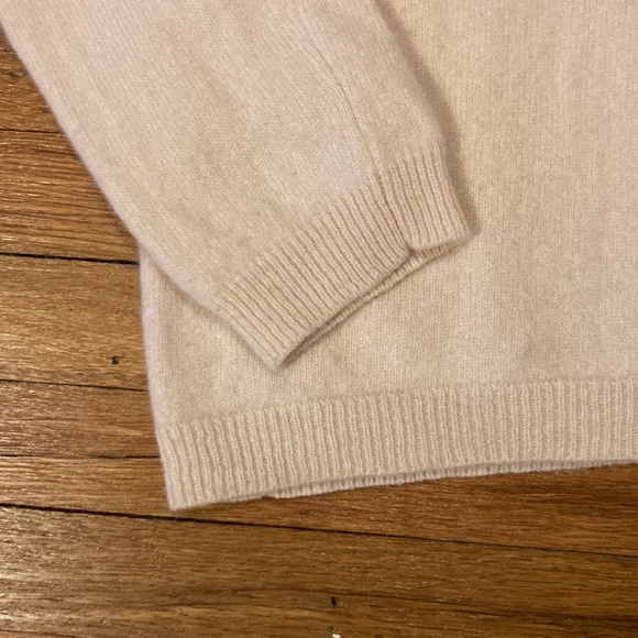 Neiman Marcus Cream Cashmere Turtleneck Size M - Picture 4 of 7